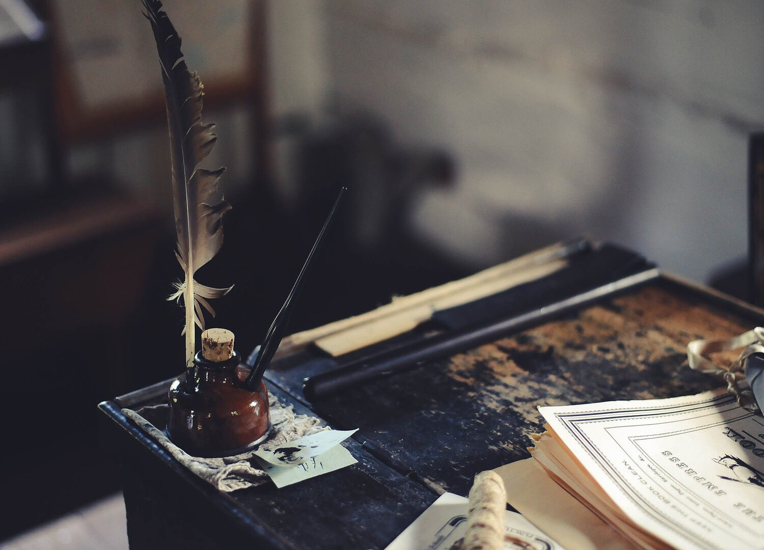 <p>En los últimos años estamos viviendo un momento muy especial en el sector editorial español, lleno de cambios,<strong> de ediciones cuidadas </strong>y de búsqueda de talento literario en cualquier época, tanto en la presente como en la que nos ha traído hasta aquí.</p>
<p>
<br>
</p>
<p>De hecho, recientemente, muchas de las editoriales independientes del país han comenzado a recuperar el legado de escritoras cuya obra había caído en el olvido (o casi) y que son <strong>g</strong><strong>randes poetas, novelistas y ensayistas</strong> que han formado parte de la definición de los siglos XIX y XX de la literatura española.</p>
<p>
<br>
</p>
<p>Ahora, estas editoriales,<strong> con afán de redescubrimiento</strong>, vuelven a ponerlas en las mesas de novedades de las librerías. Gracias a esta pasión por reverdecer la rama femenina de la genealogía de la literatura española, por traerla de nuevo al centro de atención de la lectura, muchas otras esferas del universo de la escritura se han animado a hacer lo propio.</p>
<p>
<br>
</p>
<p>Así, se ha dado lugar a una <strong>recuperación colectiva del legado de nuestras escritoras en ediciones nuevas</strong>, hechas con mucho mimo y que nos ofrecen nuevas perspectivas a la hora de abordar sus obras.</p>
<p>
<br>
</p>
<p>Del mismo modo que <a href="https://www.alhambra.dev.es3digital.com/es/manifiesto/parar-mas-sentir-mas" rel="noopener noreferrer" target="_blank">Cervezas Alhambra</a>, siguiendo su filosofía de descubrir todos los detalles y matices que hacen que una creación sea única, <strong>apuesta por reivindicar la tradición, pasada por el filtro de la contemporaneidad</strong>, el entorno literario trata de reivindicar ese legado de la escritura en femenino.</p>