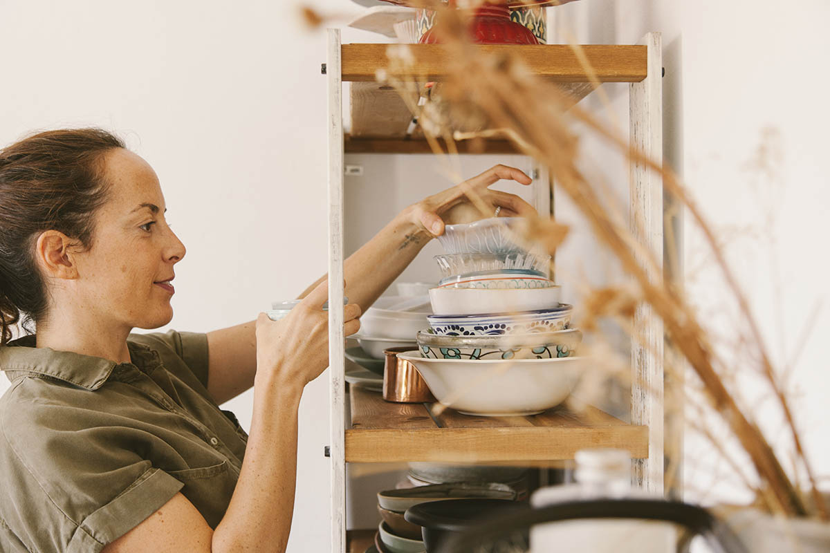 <p>Las mentes creativas tienen la habilidad de desplegar su talento incluso <strong>en las tareas más simples y cotidianas</strong>. En quehaceres tan pegados al día a día como el simple hecho de colocar los cubiertos, los platos y los vasos. </p>
<p>
<br>
</p>
<p>Ella ha hecho de su cocina una de las más famosas de internet gracias a <a href="http://www.lacocinadecarolina.com/" rel="noopener noreferrer" target="_blank">su blog</a>, que lleva por nombre <strong>‘La cocina de Carolina’</strong>, y <a href="https://www.instagram.com/carolina_ferrer_/" rel="noopener noreferrer" target="_blank">su perfil de Instagram</a>. En ambos, a golpe de recetas, <strong>mesas increíblemente bellas</strong> y fotografías que captan la luz de la mañana con todos sus matices, Carolina ha ido fraguando un universo creativo muy personal, único y tremendamente acogedor.</p>