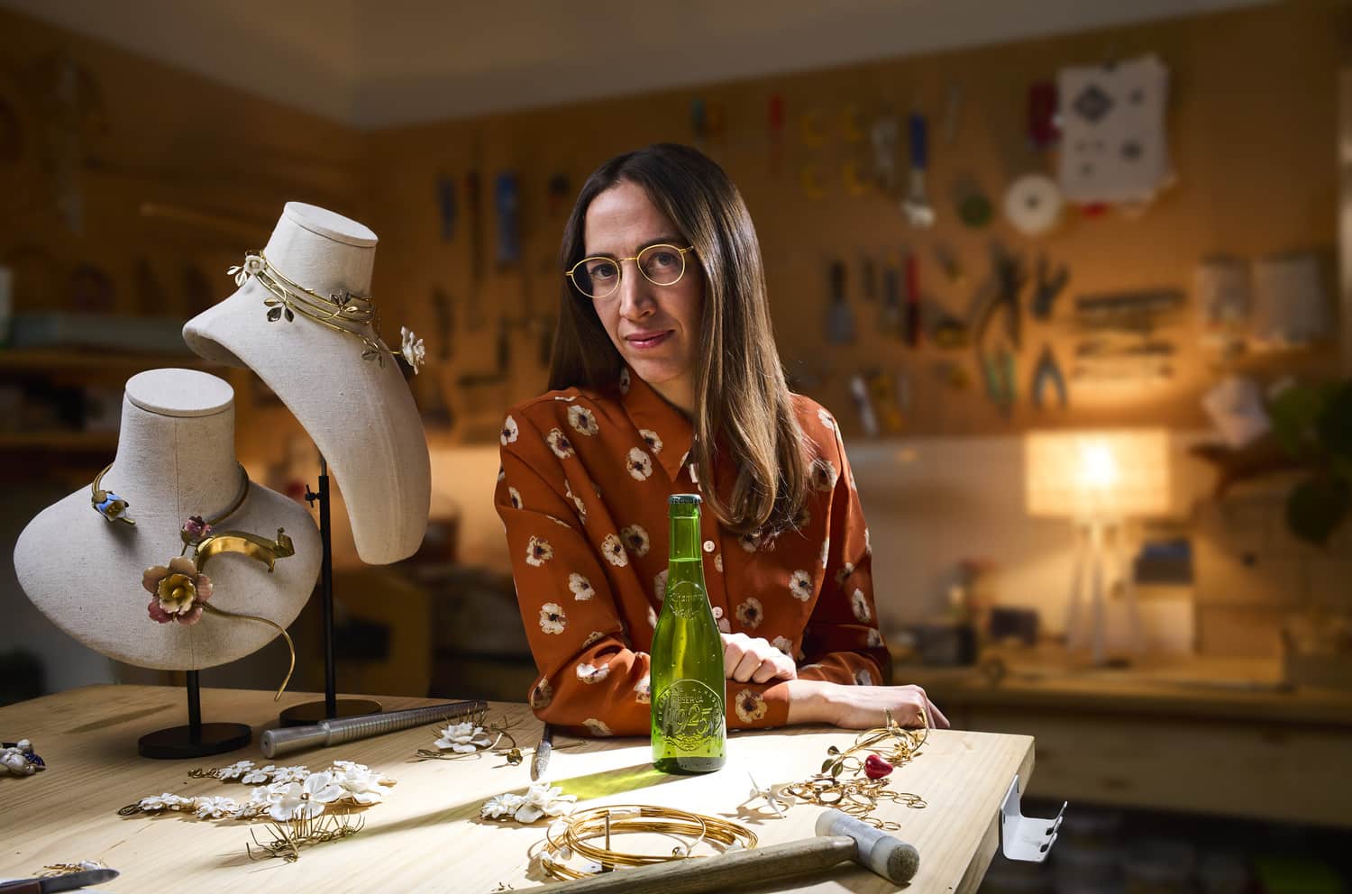 <p>No hay mayor virtud para unas manos que dominar <strong>el arte de la delicadeza</strong>. La llamamos arte porque en ella se encuentra el origen y el resultado de una tradición milenaria como <strong>la porcelana</strong>. La más sofisticada de las cerámicas y el más exótico de los talentos dinásticos chinos.</p>
<p>
<br>
</p>
<p>Pocos pudieron comprender, en tiempos de Marco Polo, que detrás de su formulación había un ingrediente fundamental: <strong>el tiempo</strong>. El mismo que llevó a <strong>Andrés Gallardo</strong> a interesarse por el atractivo de la porcelana en un proyecto personal repleto de curiosidad. Una iniciativa de espíritu <em>craft</em>, que llevaba al creador a <strong>recolectar trozos de figuras de porcelana</strong>, como manos de muñecas, asas de tazas y fragmentos de jarrones, con el fin de convertirlos en collares.</p>
<p>
<br>
</p>
<p>Una andadura que comienza en 2011 y a la que se unió <strong>Marina Casal</strong> para conformar la firma de joyería <a href="https://andresgallardo.com/" rel="noopener noreferrer" target="_blank"><strong>ANDRESGALLARDO</strong></a>, a caballo entre el mundo de la artesanía y la moda. Sus diseños rezuman una inspiración que les motivó <strong>-sin prisa-</strong> a reconstruir, reinventar y crear, para dar una segunda vida a pequeños fragmentos de arte destinados al olvido.</p>
<p>
<br>
</p>
<p>“<em>Teníamos la necesidad de salir del bucle en el que estábamos y de volver a tener el control sobre el proceso. Es decir, aprender y ser parte de la creación, no solo del diseño</em>”, explica Casal. Una premisa con la que estos dos <a href="https://www.alhambra.dev.es3digital.com/es/maestros-del-tiempo" rel="noopener noreferrer" target="_blank"><strong><em>Maestros del Tiempo</em></strong></a> han sabido marcar la diferencia, reinterpretar un legado milenario como el de la porcelana y ofrecer obras únicas cargadas de delicadeza.</p>