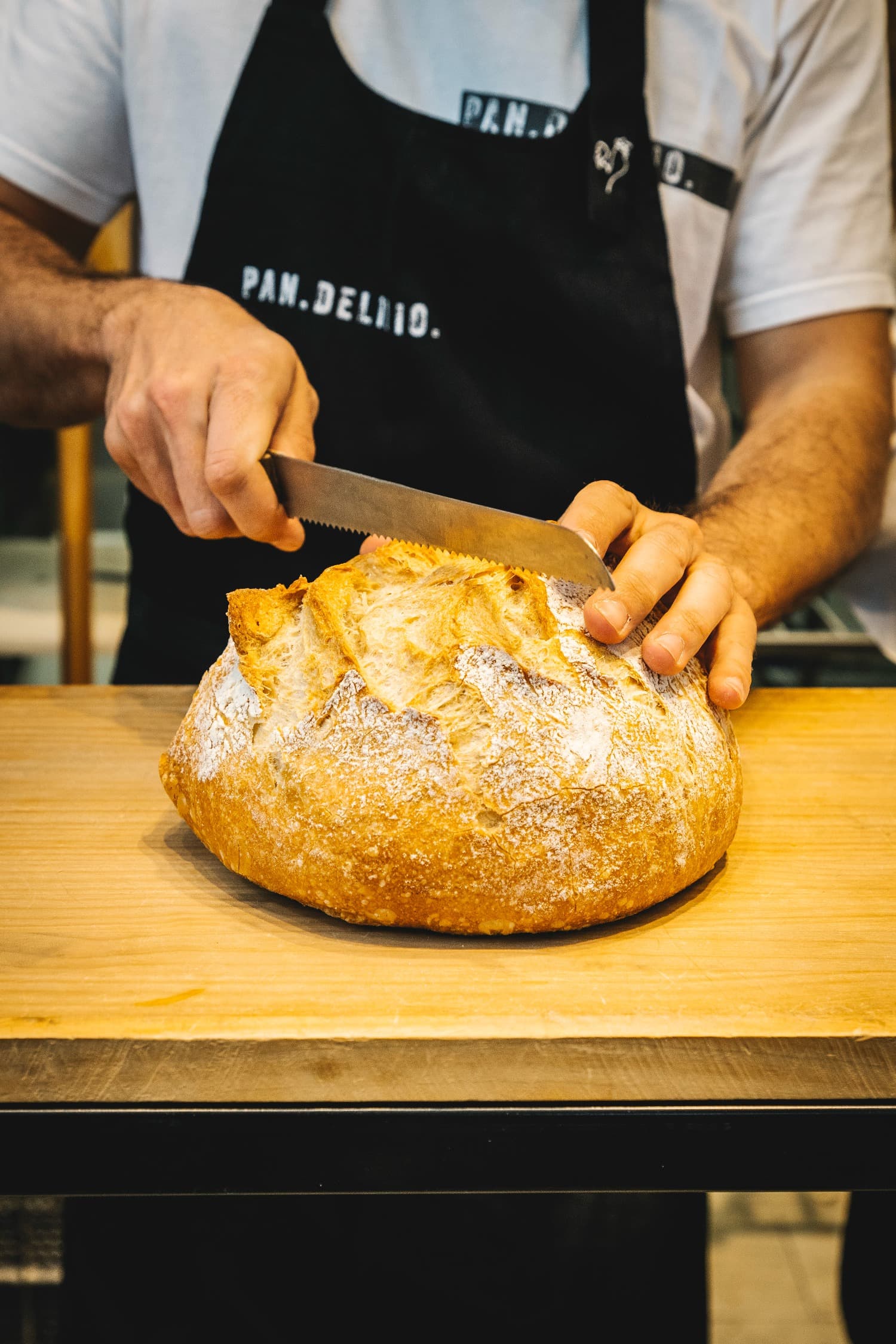 <p dir="ltr">En el local de un coqueto chaflán de la calle Juan Bravo de Madrid se sucede un goteo incesante de clientes. El destino (o inicio del viaje) es <a href="https://pandelirio.es/" rel="noopener noreferrer" target="_blank">Pan Delirio</a>, el establecimiento que, con poco más de cuatro años de vida y con un claro posicionamiento en lo que al pan respecta, se ha convertido, como cualquier panadería, en una pieza clave del barrio. <strong>Pero Pan Delirio no es una panadería más.</strong></p>
<p dir="ltr">
<br>
</p>
<p dir="ltr">Todo comenzó cuando<strong> Javier Cocheteux y su padre </strong>(comparten nombre, semblante encantador y carisma) decidieron instalar en la citada calle un punto de venta de sus roscones, su particular tesoro familiar.</p>
<p dir="ltr">
<br>
</p>
<p dir="ltr">Si bien hoy esos roscones son casi un símbolo más de la Navidad madrileña, lo que ha construido la identidad de Pan Delirio es <strong>su pan</strong>, que se despacha de forma constante desde ese mostrador de la calle Juan Bravo.</p>