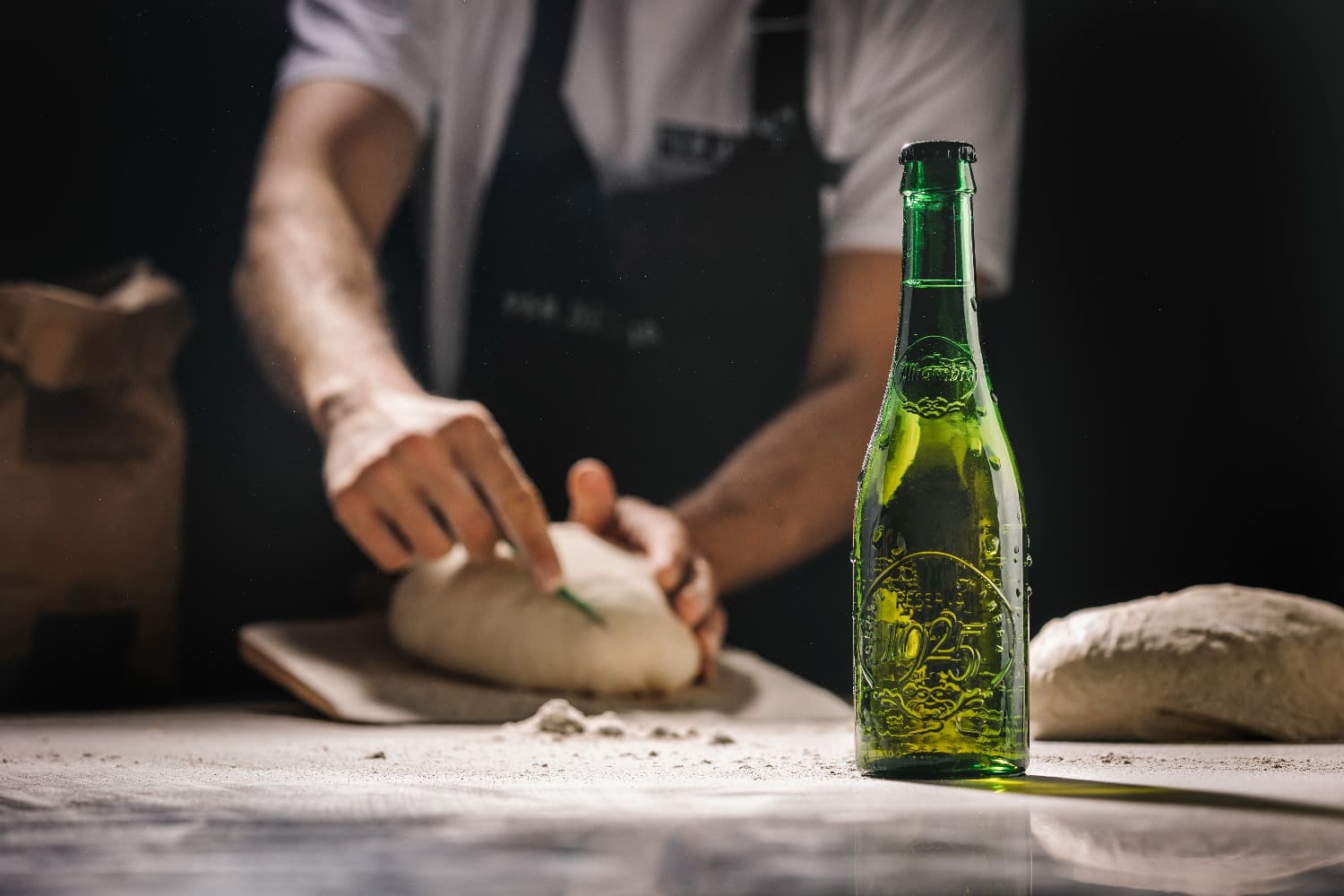 <p dir="ltr">“<em>Esa es la diferencia con la panadería de antes, en la que no había respuestas a las preguntas. Tenías un producto que daba masa madre, hacías pan, fermentabas y horneabas. Ahora hay que entender, si quieres,<strong> todo lo que hay detrás para obtener unos buenos resultados finales.</strong> Y eso lo dan tanto los estudios que se hacen como la tecnología</em>”, expone Cocheteux.</p>