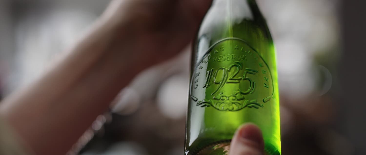 <p>“<em>En una de mis piezas se nota que le clavé una uña, a otra se le pegó un poco el color verde de la de al lado durante su paso por el horno y por eso lleva una pequeña mota</em>”, explica Fátima Quesada, alma mater de <a href="http://www.alizares.es/" rel="noopener noreferrer" target="_blank">Alizares</a>, sobre un proceso “<em>lento, que muestra <strong>huellas impresas tanto por la persona como por el accidente</strong></em>”. Su trabajo es una oda al amor por la belleza de las formas y por una técnica que, si se respetan los procesos, permite que un producto “<em>cuente la eventualidad de lo que había pasado ese día: si hacía mucho viento, por ejemplo, el horno cocía de otra manera</em>”.</p>
<p>
<br>
</p>
<p>Durante décadas se ha dedicado a investigar y descifrar los secretos que se esconden tras <strong>las geometrías y los colores más reconocibles de la Granada nazarí</strong>. Es la búsqueda de una herencia cultural que la emparenta, como <a href="https://www.alhambra.dev.es3digital.com/es/maestros-del-tiempo" rel="noopener noreferrer" target="_blank">Maestra del Tiempo</a>, con esos maestros cerveceros de Cervezas Alhambra que hace casi cien años supieron darle valor al tiempo hasta conseguir el sabor único de <a href="https://www.alhambra.dev.es3digital.com/es/nuestras-cervezas/alhambra-reserva-1925" rel="noopener noreferrer" target="_blank">Alhambra Reserva 1925</a>. Como ellos, Quesada asume que “<em>en un proceso artesanal nunca se van a controlar al cien por cien todos los factores, porque, como los azulejos cuando salen del horno, hay materiales que están literalmente vivos</em>”.</p>
<p>
<br>
</p>
<p><span class="fr-video fr-dvb fr-draggable" contenteditable="false" draggable="true"><iframe width="100%" height="688" src="https://www.youtube.com/embed/LuupW4LwQUk" title="YouTube video player" frameborder="0" allowfullscreen=""></iframe></span>
<br>
</p>
<p>
<br>
</p>
<p>Numerosos reconocimientos jalonan su trayectoria artística y profesional. En 2007 fue finalista en los Premios Nacionales de Artesanía, en la modalidad Innova, y <strong>desde 2011 cuenta con la Carta de Maestro Artesano</strong> concedida por la <a href="http://www.apple.com/es" rel="noopener noreferrer" target="_blank">Consejería de Turismo, Comercio y Deporte de la Junta de Andalucía</a>.</p>
<p>
<br>
</p>
<p>Pero, como si fuera reflejo de uno de sus intrincados mosaicos, su Graduado Superior en Cerámica por la Escuela Oficial de Madrid llegó, curiosamente, “<em><strong>al revés</strong></em><strong>” de lo esperado</strong>. “<em>Ya vivía en Granada y había caído presa de sus encantos</em>”, reconoce, antes de volver a Madrid con el propósito de “<em>convalidar conocimientos</em>”, sacándose la titulación como alumna libre.</p>
<h2>
<br>
</h2>
<h2 style="text-align: center;"><strong>La sombra del Mulhacén y el embrujo de la Alpujarra granadina</strong></h2>
<p style="text-align: center;">
<br>
</p>
<p><img src="/storage/app/media/uploaded-files/Alizares_02.jpg" class="fr-fic fr-dib" data-result="success"></p>
<p>
<br>
</p>
<p>Como a tantas culturas en siglos anteriores <strong>la belleza inigualable de Granada ya la había cautivado</strong>. En la Alpujarra estableció su primer “<em>tallercillo</em>” y, ya casi viviendo de su trabajo como ceramista y alfarera, es cuando surge “<em>la curiosidad por saber qué hay que saber oficialmente</em>”. <strong>Habla con pasión de algunos aspectos que hacen único a este lugar</strong>, “<em>como estar en la ladera del Mulhacén, la montaña más alta de la Península, pero con vistas al mar y a África</em>”. Su microclima produce una enorme “<em>diversidad biológica” que, en los “apenas treinta kilómetros</em>" que diferencian sus zonas alta y baja, “<em>combinan desde el fruto tropical hasta los frutos de montaña</em>”.</p>
<p>
<br>
</p>
<p>Pero la elección de Pitres como base de operaciones para Alizares no solo responde a su “<em>amor por la naturaleza</em>” o a los beneficios de “<em>ese agua pura que baja desde el Mulhacén</em>”. También influyó la extraordinaria “<em>confluencia de <strong>personas de todo el mundo que fueron creando comunidad en la zona</strong></em>”.</p>
<p>
<br>
</p>
<p>La particular idiosincrasia de la Alpujarra le permitió “<em>trabajar en talleres de recuperación de la arquitectura tradicional</em>” o que el padre de<a href="https://www.alhambra.dev.es3digital.com/es/mirador/cultura/angel-vera-maestro-ceramista-cuando-ciencia-y-artesania-se-ponen-disposicion-del-tiempo" rel="noopener noreferrer" target="_blank"> Ángel Vera</a> <strong>le enseñara a “<em>construir hornos con técnicas de química cerámica</em>”</strong>. Recuerda un detalle que lo dice todo: en un pueblo de solo seiscientos habitantes convivía con un vecino japonés experto en porcelana.</p>
<p>
<br>
</p>
<p>Esta diversidad cultural, donde eran norma “<em>la influencia y la aportación de muy diversas fuentes</em>”, parece un sello histórico de la región. Porque su idiosincrasia, de hecho, no solo responde a la naturaleza, “<em>también al trabajo del hombre, capaz de plantar viñas a dos mil metros de altura</em>”. El acanalamiento de las montañas y ;<strong>el sistema de riego por acequias, que remiten a romanos y árabes</strong>, se estudia a día de hoy como una maravilla de la ingeniería. Generaciones tras generaciones de, a su modo <a href="https://www.alhambra.dev.es3digital.com/es/maestros-del-tiempo" rel="noopener noreferrer" target="_blank">Maestros del Tiempo</a> que averiguaron que “<em>si haces que el agua corra más lentamente, la llevarás más lejos</em>”.</p>
<p>
<br>
</p>
<h2 style="text-align: center;"><strong>La Granada nazarí que se proyecta hacia el siglo XXI</strong></h2>
<p style="text-align: center;">
<br>
</p>
<p>Pero <strong>la apuesta firme de Alizares por los procesos lentos</strong>, <a href="https://www.alhambra.dev.es3digital.com/es/mirador/cultura/sin-prisa-asi-rinde-homenaje-alhambra-reserva-1925-a-todos-los-maestros-artesanos" rel="noopener noreferrer" target="_blank">sin prisa</a>, dando tiempo al tiempo y dedicando a cada proceso la atención y energía que precisan, como hacen los maestros cerveceros con <a href="https://www.alhambra.dev.es3digital.com/es/nuestras-cervezas/alhambra-reserva-1925" rel="noopener noreferrer" target="_blank">Alhambra Reserva 1925</a>, no niega los beneficios de la tecnología si esta “<em>no pervierte el producto</em>”.</p>