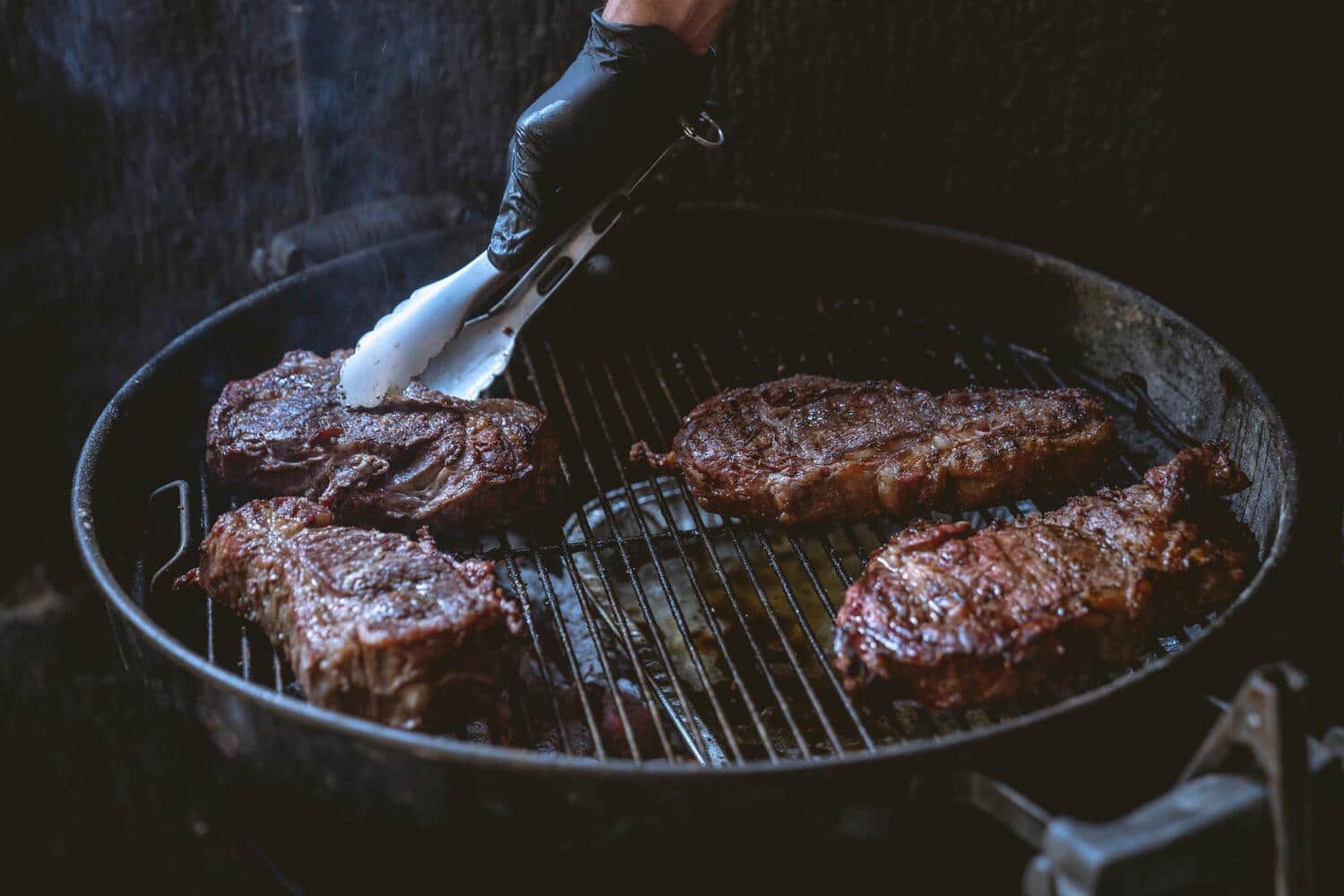 <p>Tan ancestral como <strong>el descubrimiento del fuego</strong>. El mismo que calentaba las noches a nuestros antepasados, ahuyentaba a los depredadores y nos abría todo un abanico de posibilidades culinarias.</p>
<p>
<br>
</p>
<p>Un fuego que avivamos a golpe de fuelle y abanico, que sobrevive a las inclemencias del camino sobre las antorchas olímpicas, que ilumina los cielos cuando llegan las fiestas de verano y que regala <strong>una textura y un sabor inigualable</strong> a los alimentos que se someten a su calor en <strong>deliciosas barbacoas</strong>.</p>
<p>
<br>
</p>
<p>Y es que el fuego, las brasas y la parrilla son <strong>la representación más primitiva de la cocina</strong>. Aúnan la sencillez de una cocción prehistórica con la complejidad de técnicas que han sabido explorar todas sus posibilidades. Bien a través de <strong>tradiciones únicas</strong> en torno al arte de las brasas o de <strong>ingredientes </strong>que son instituciones en cada rincón del mundo.</p>