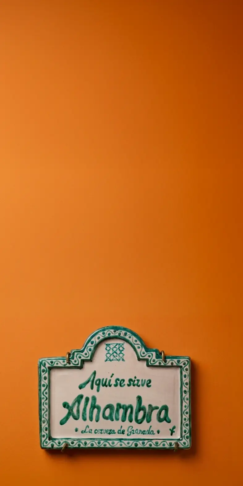 Colección de placas cerámicas de Fajalauza y Asís Percales para los bares únicos de Granada - Cervezas Alhambra